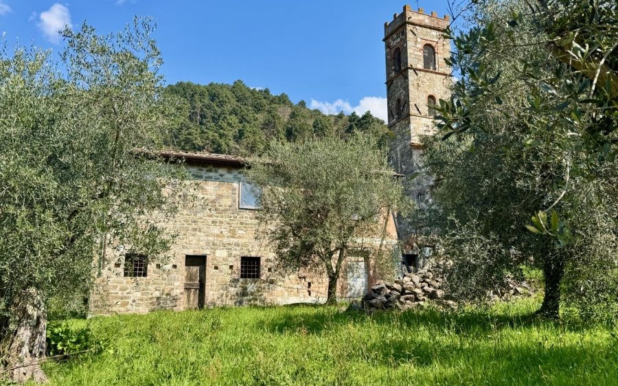 Rustico in pietra con anima Toscana e vista aperta sulle colline