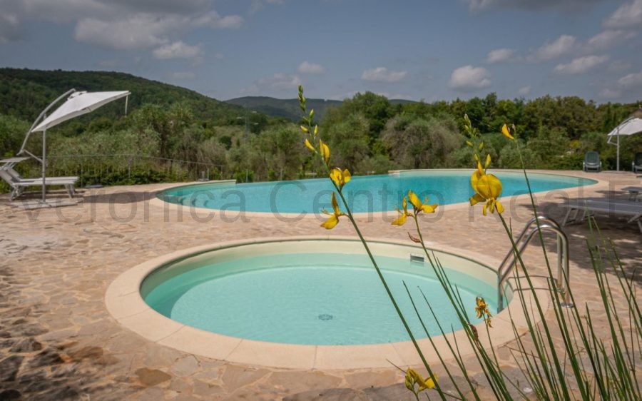 Prestigiosa Tenuta Panoramica con Piscine tra le Colline di Siena