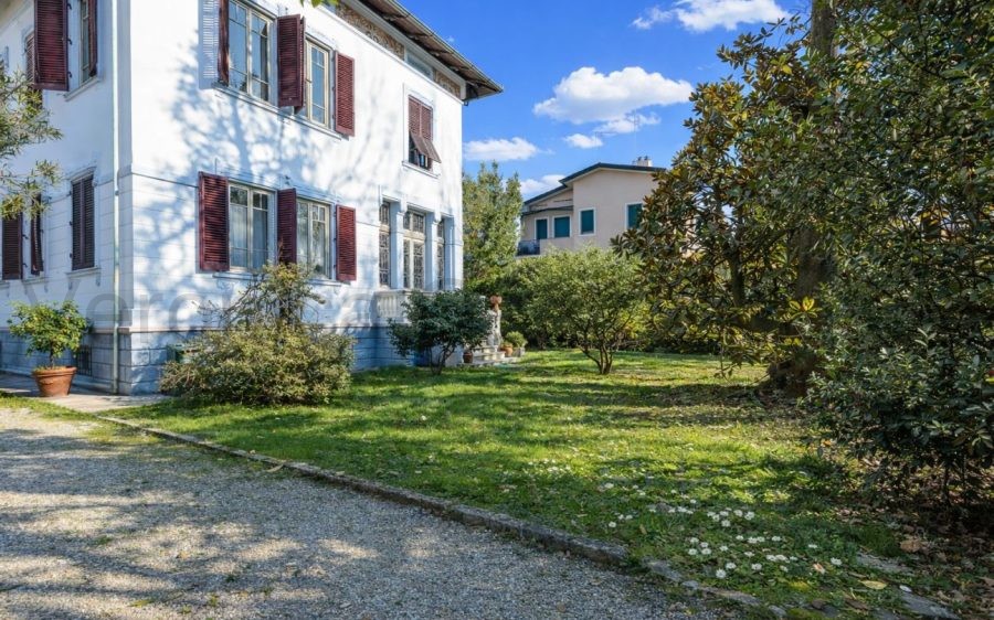 Elegante Villa Liberty con Parco Privato