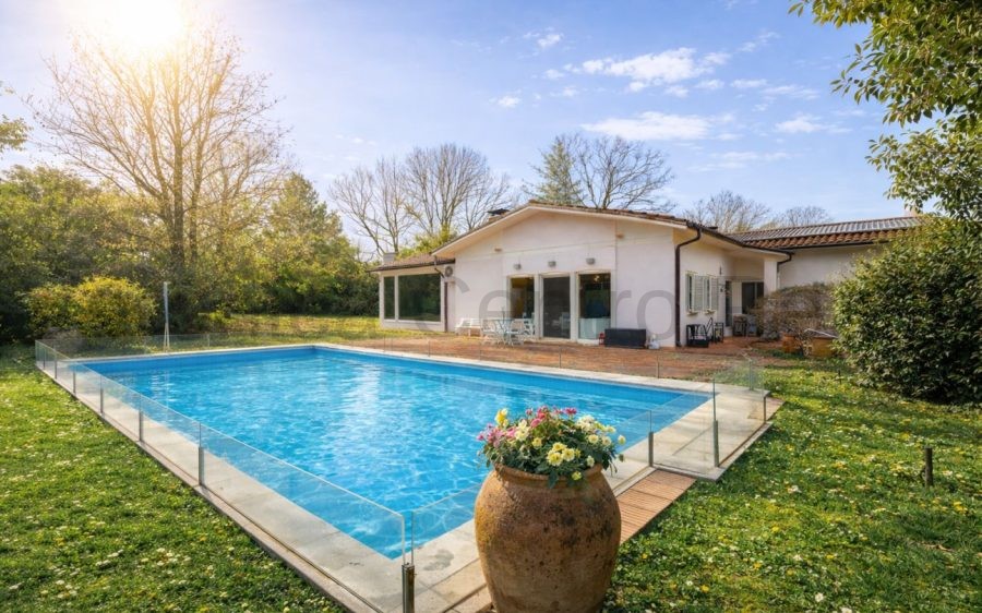 VILLA DI LUCE E VETRO CON PISCINA NEL VERDE DI FARNETA