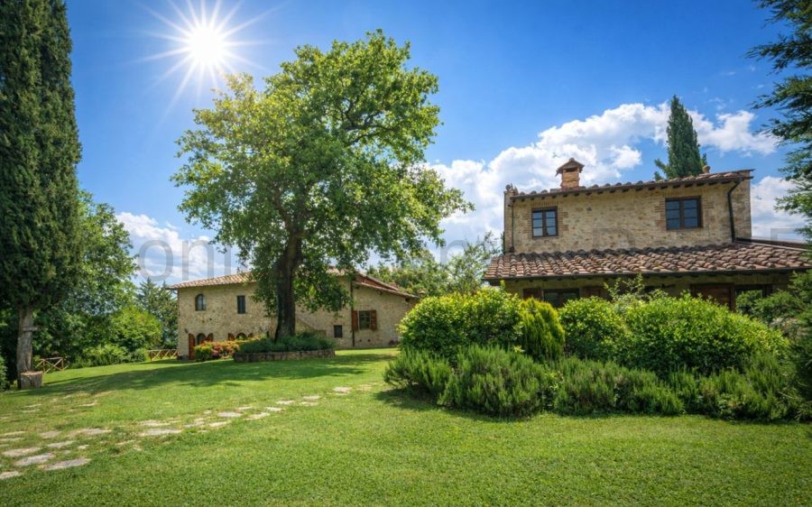 Prestigiosa Tenuta Panoramica con Piscine tra le Colline di Siena