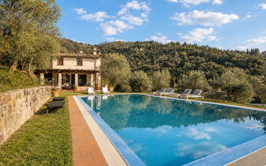 Affascinante casale con piscina nelle prestigiose colline lucchesi