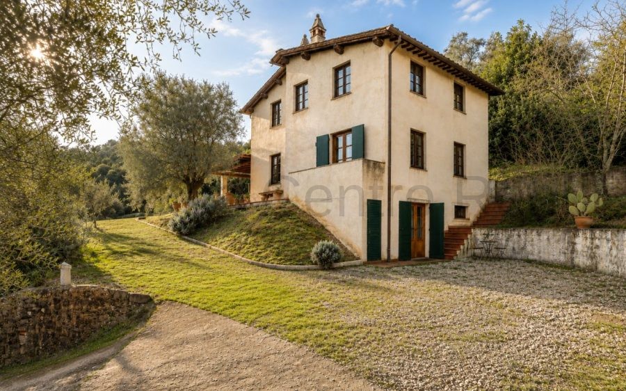Affascinante casale con piscina nelle prestigiose colline lucchesi