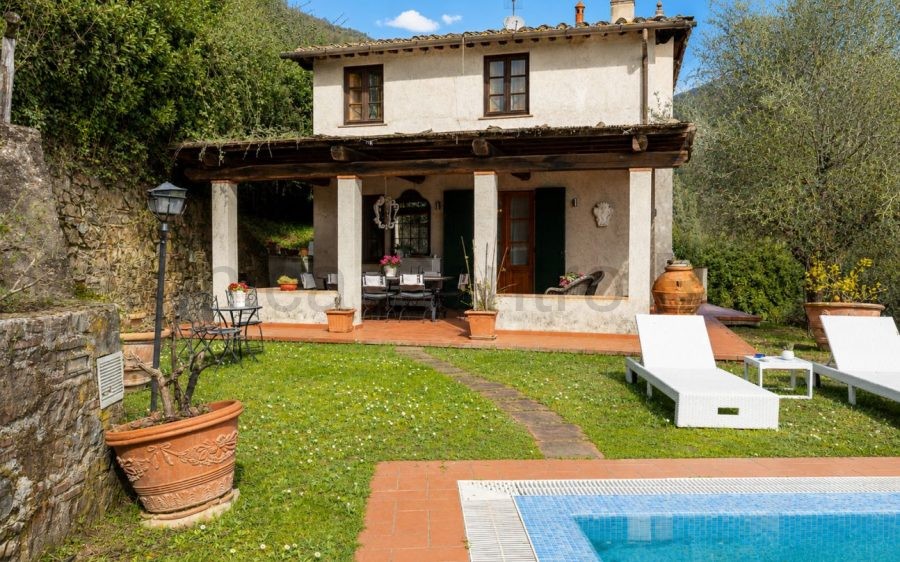 Affascinante casale con piscina nelle prestigiose colline lucchesi