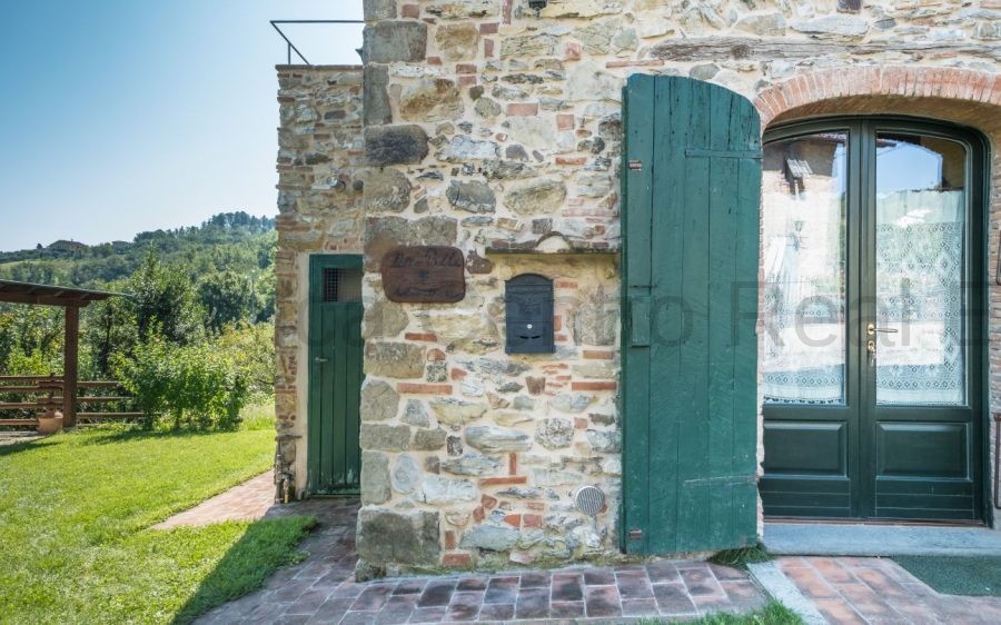 Porzione di Casale in pietra con piscina nelle colline lucchesi