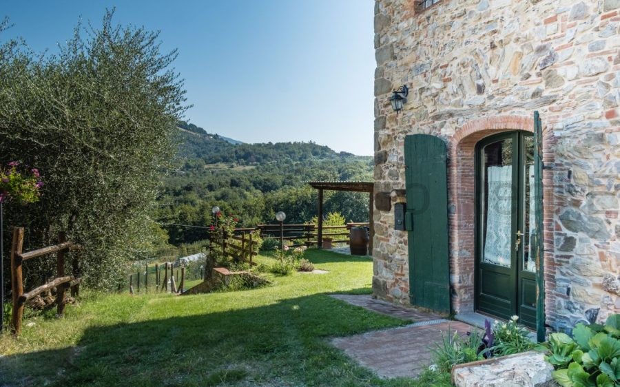 Porzione di Casale in pietra con piscina nelle colline lucchesi