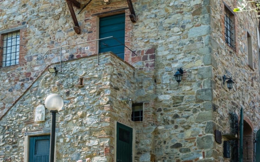 Porzione di Casale in pietra con piscina nelle colline lucchesi