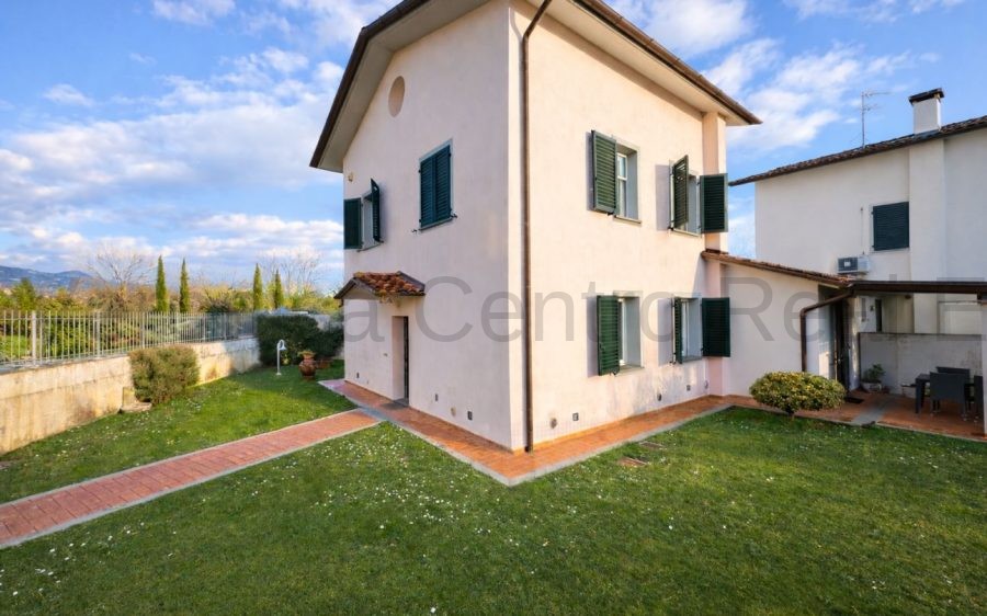 Villetta bifamiliare con giardino e piscina in contesto residenziale