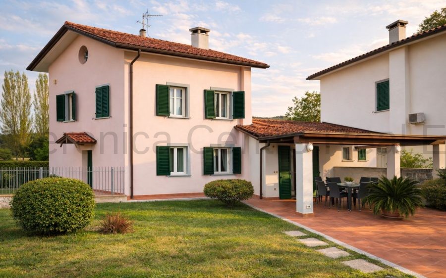 Villetta bifamiliare con giardino e piscina in contesto residenziale