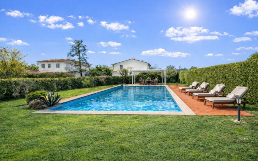 Villetta bifamiliare con giardino e piscina in contesto residenziale