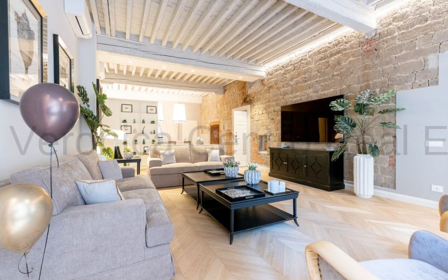 Nel cuore storico di Lucca, ampia residenza con quattro camere matrimoniali e spazi versatili