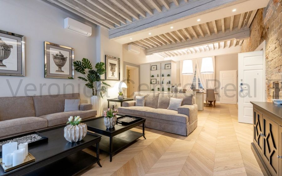 Nel cuore storico di Lucca, ampia residenza con quattro camere matrimoniali e spazi versatili