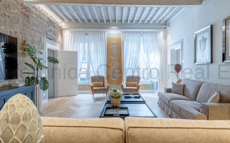 Nel cuore storico di Lucca, ampia residenza con quattro camere matrimoniali e spazi versatili