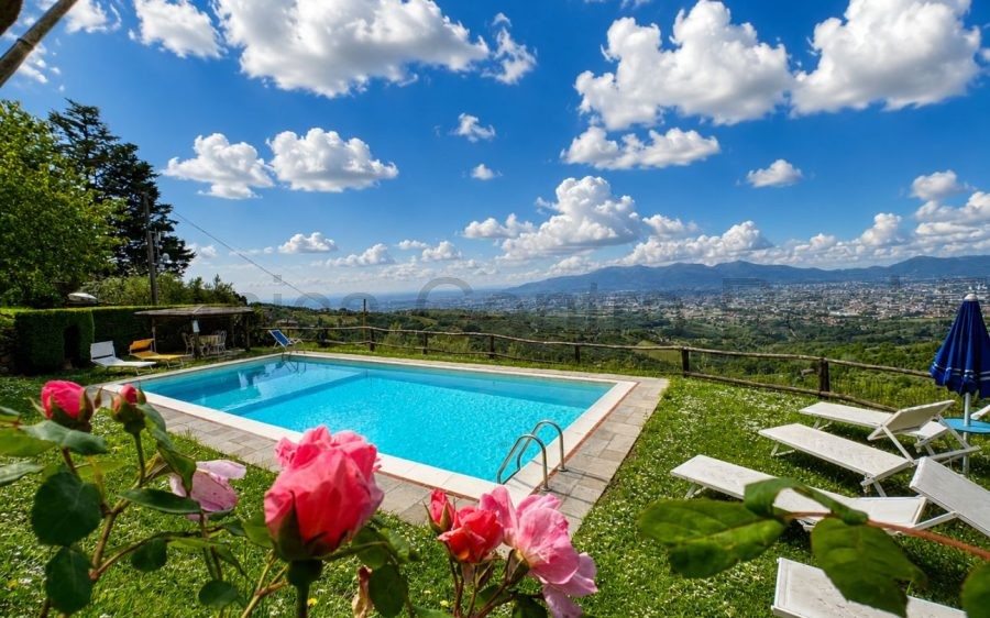 Borgo in pietra con piscina