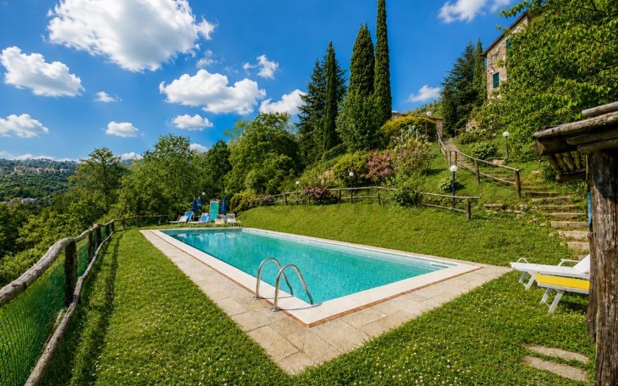 Borgo in pietra con piscina