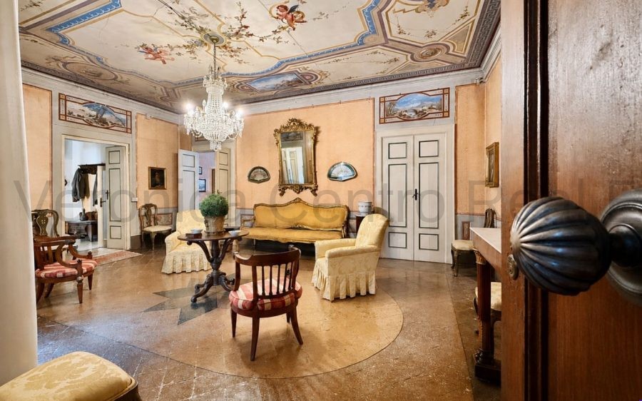 Dimora Nobiliare Affrescata con Ascensore Privato e Affacci sulle Torri