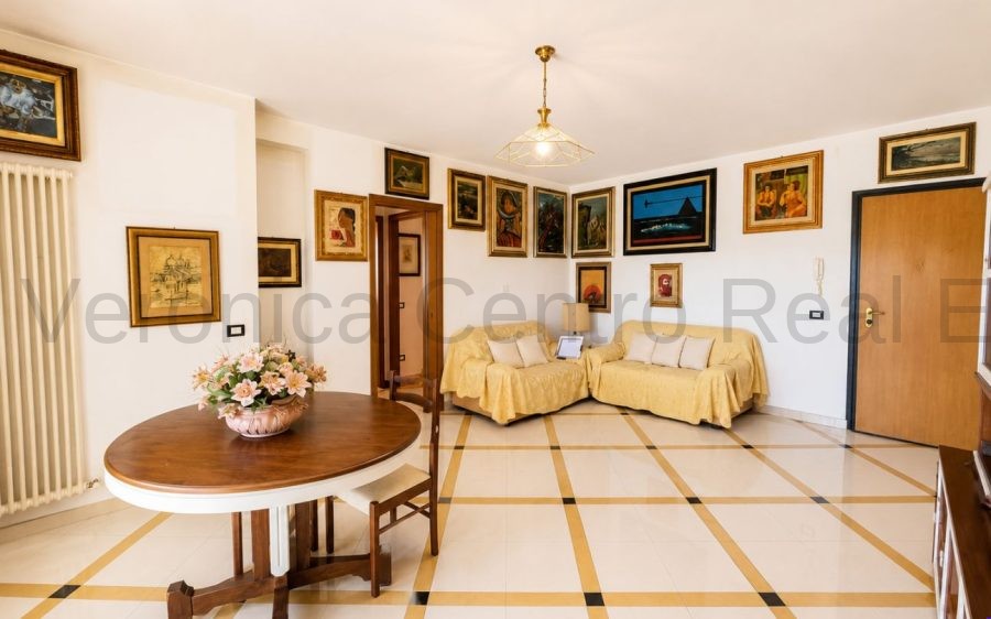 Appartamento con tre camere, garage e terrazza abitabile