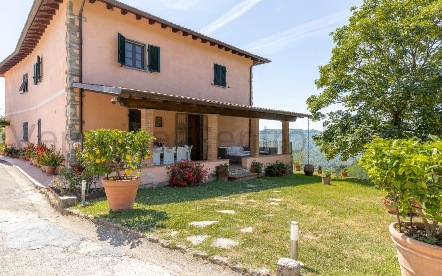 Bifamiliare libera su tre lati con un ettaro di terreno e dependance