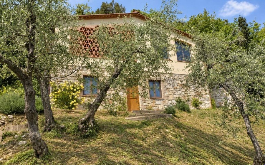 Affascinante proprietà toscana con due rustici, piscina e terreno panoramico