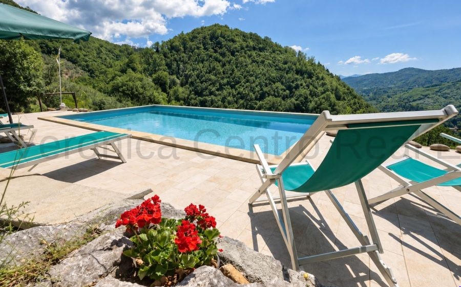 Affascinante proprietà toscana con due rustici, piscina e terreno panoramico
