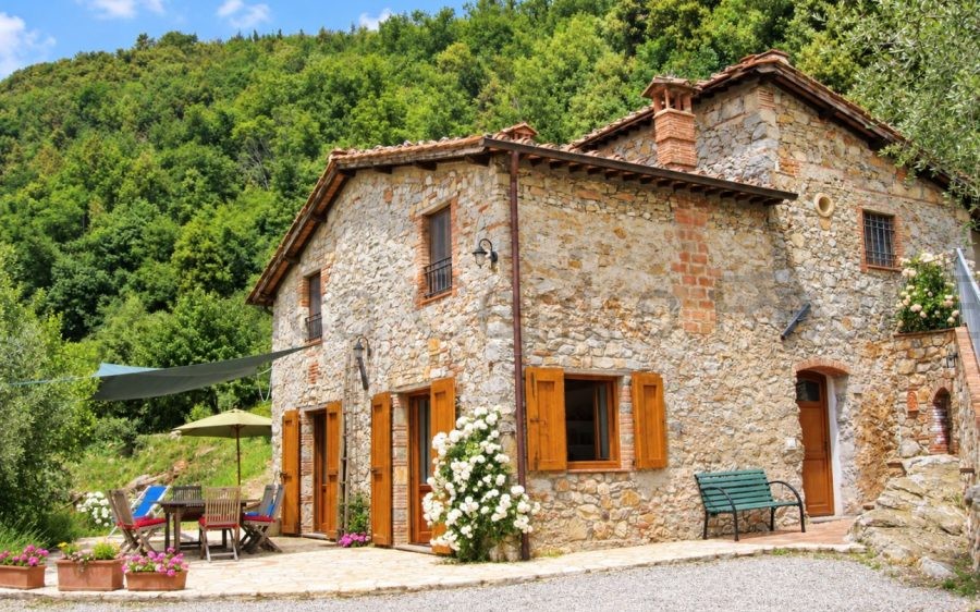 Affascinante proprietà toscana con due rustici, piscina e terreno panoramico