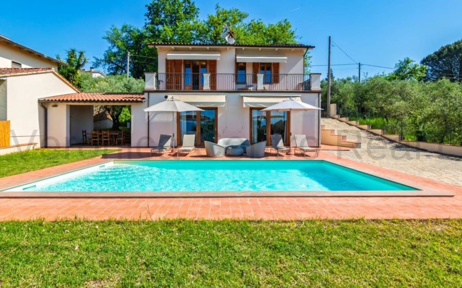 Villa panoramica con piscina sulle colline di Montecarlo