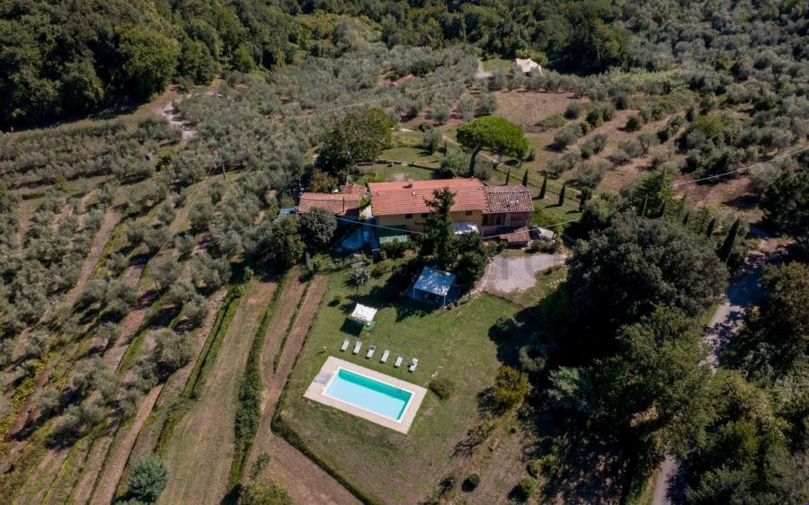 NOSTRA ESCLUSIVA – Casale panoramico con piscina e 10 ettari sulle colline lucchesi