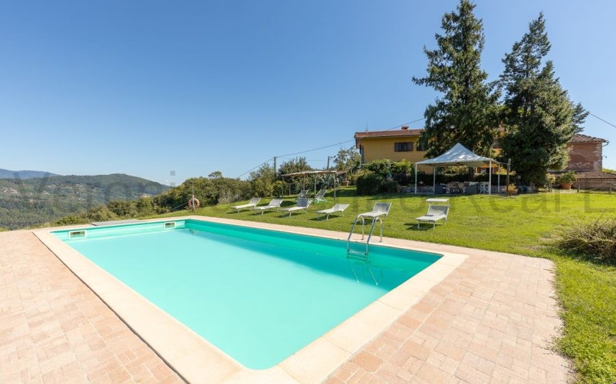 NOSTRA ESCLUSIVA – Casale panoramico con piscina e 10 ettari sulle colline lucchesi
