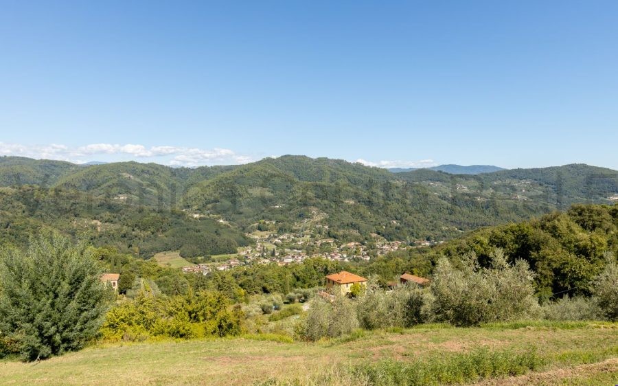 NOSTRA ESCLUSIVA – Casale panoramico con piscina e 10 ettari sulle colline lucchesi