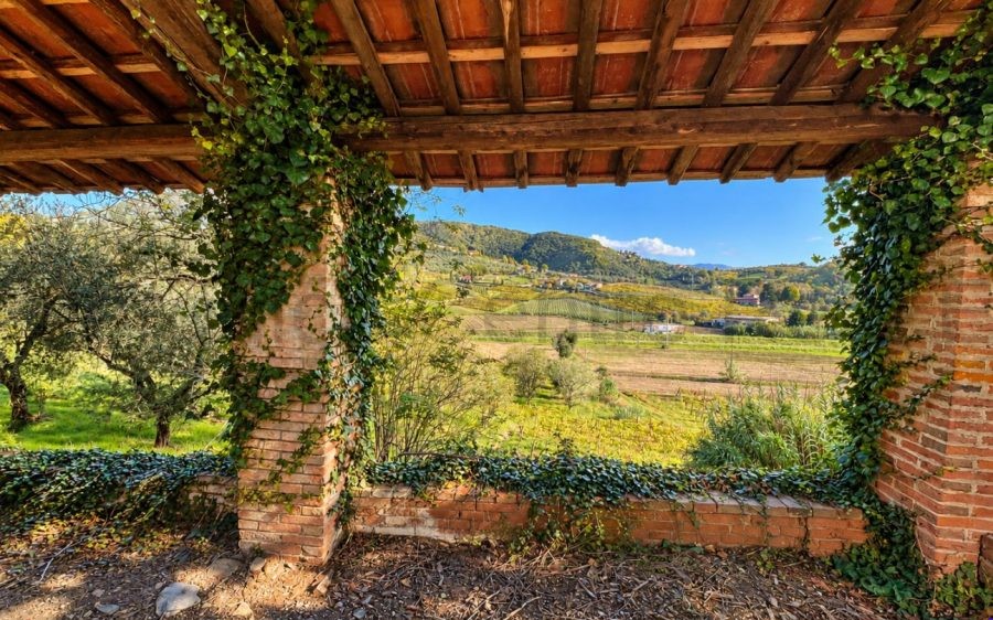 Casa Colonica in vendita in posizione semicollinare con annessi e terreno