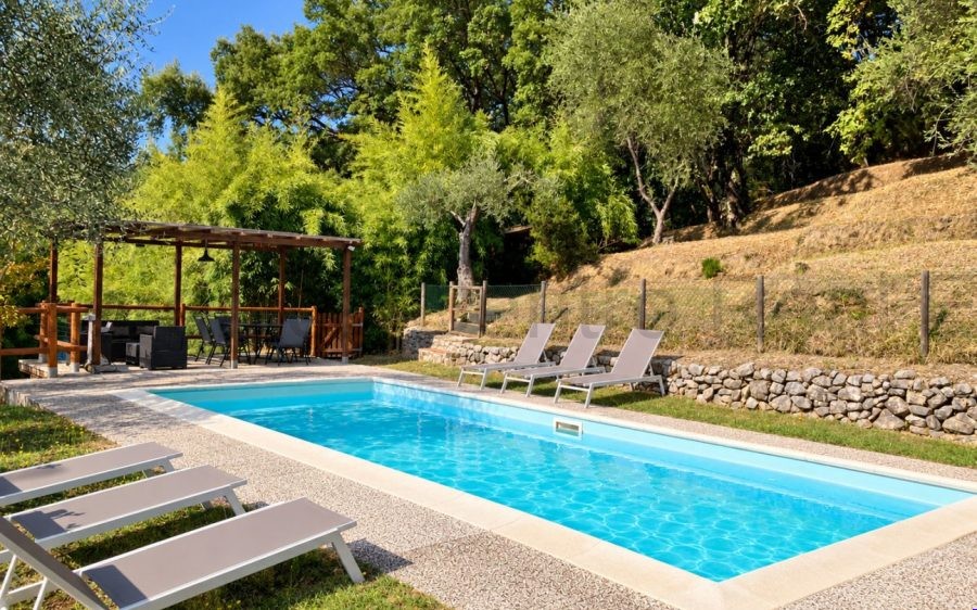 Casale panoramico con piscina e oliveto sulle colline di Lucca