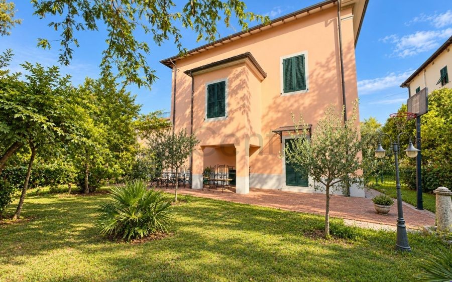 Nostra Esclusiva: Villa Liberty con terrazza e giardino vicino alle mura