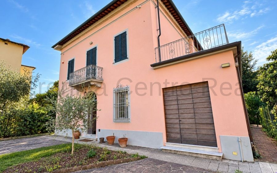 Nostra Esclusiva: Villa Liberty con terrazza e giardino vicino alle mura